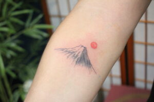 Small Tattoos That Represent Japan: Meaningful Designs to Remember Your Japan Trip